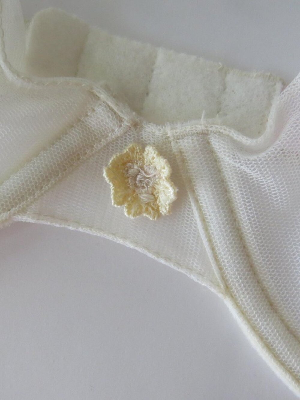 Vintage 2000s Victoria's Secret Flower Applique Underwire Bra, Sheer Ivory Mesh - Picture 4 of 5
